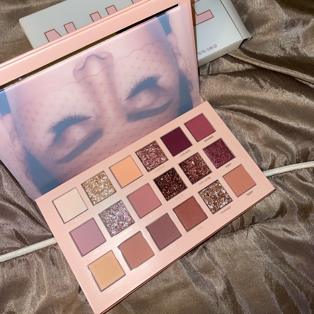 Huda beauty nude palette